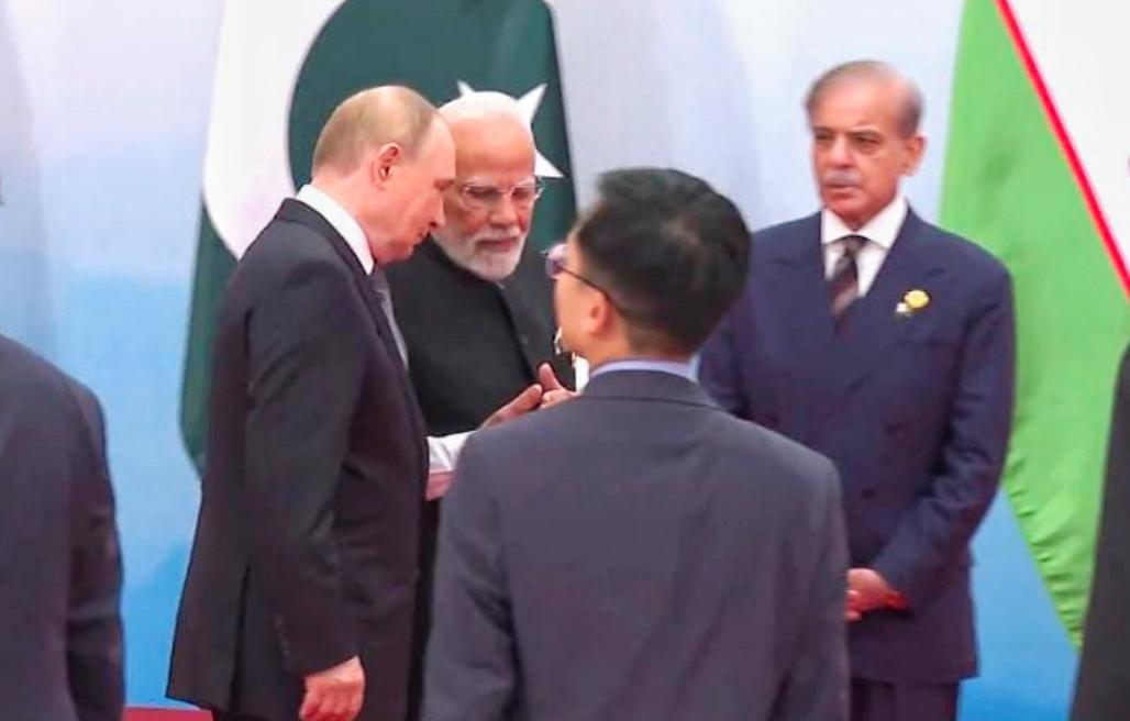 मोदी और पुतिन चर्चा में लगे रहे, जबकि पास ही खड़े पाकिस्तान के प्रधानमंत्री शहबाज शरीफ उन्हें देखते रहे।