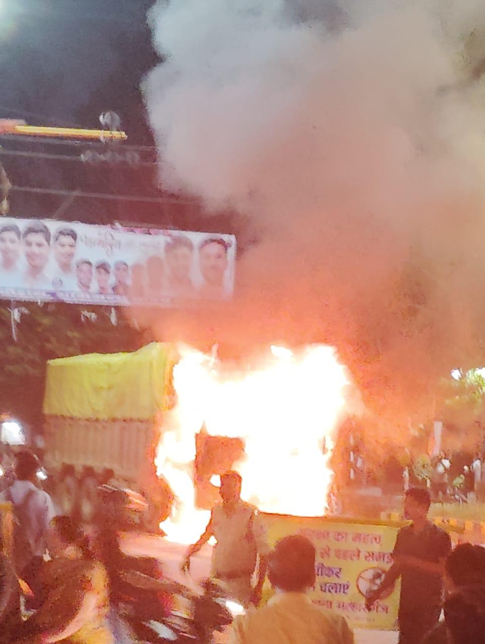 इंदौर के एयरपोर्ट रोड स्थित शिक्षक नगर पर बड़ा हादसा।