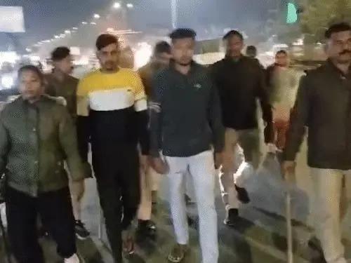 उज्जैन में हथियार लेकर घूम रहे दो बदमाश पकड़ाए:वारदात करने की नीयत से घूम रहे थे, पुलिस ने दोनों का जुलूस निकाला