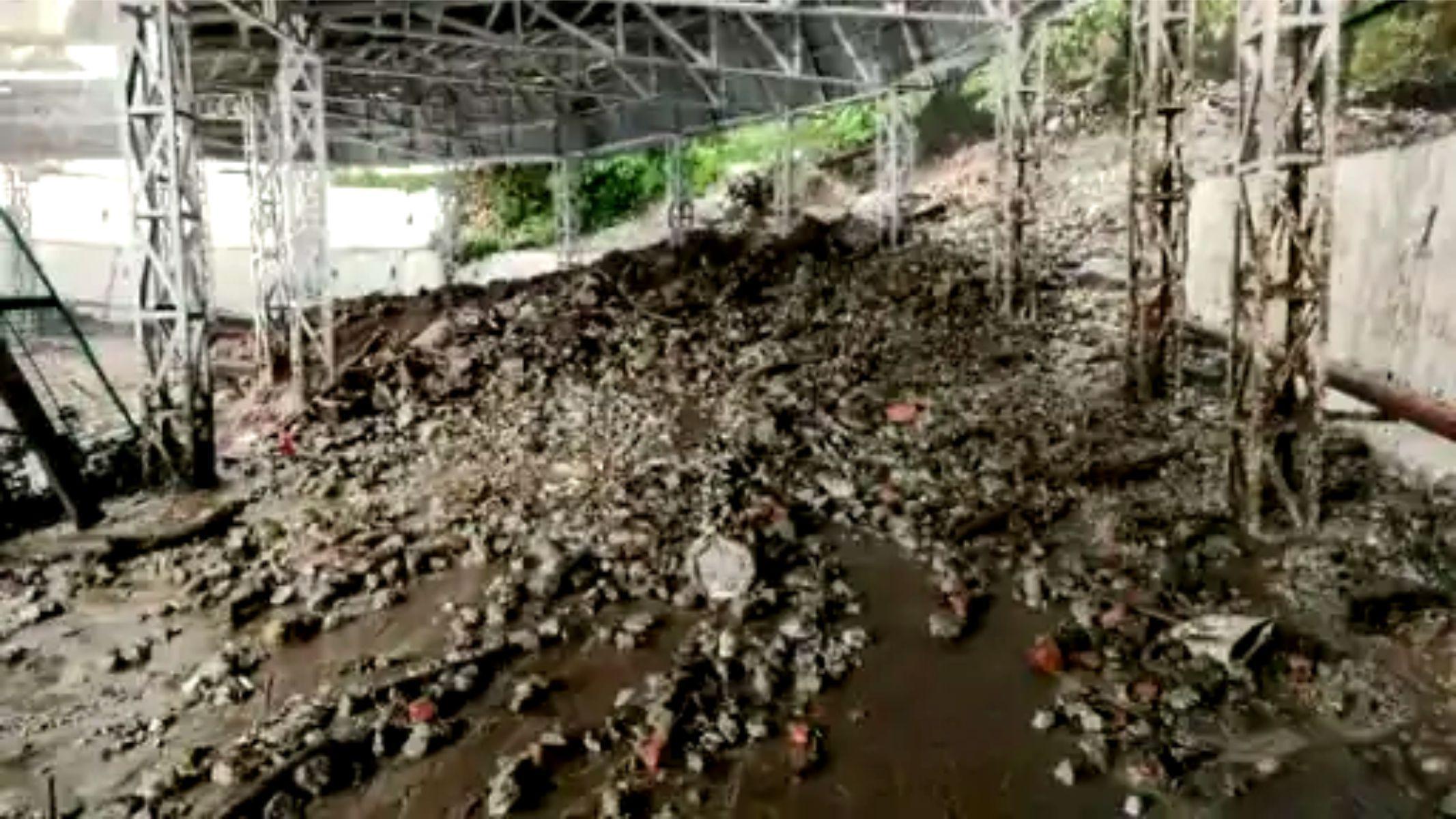 जम्मू-कश्मीर के कटरा में प्रसिद्ध वैष्णो देवी तीर्थ में हुए भूस्खलन के कारण यात्रा तीसरे दिन भी स्थगित रही। इस दुखद घटना में 34 श्रद्धालुओं की जान चली गई