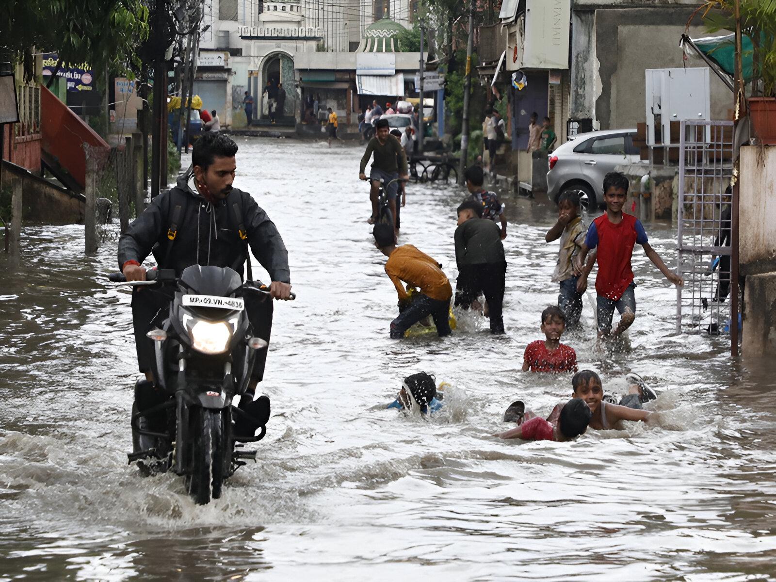 इंदौर में झमाझम बारिश का दौर जारी