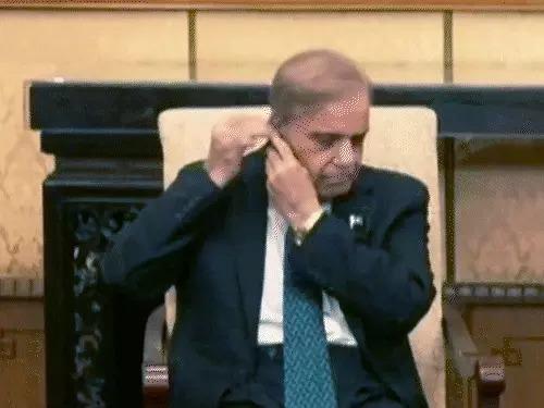 पुतिन के सामने फिर इयरफोन नहीं लगा पाए पाकिस्तानी PM: