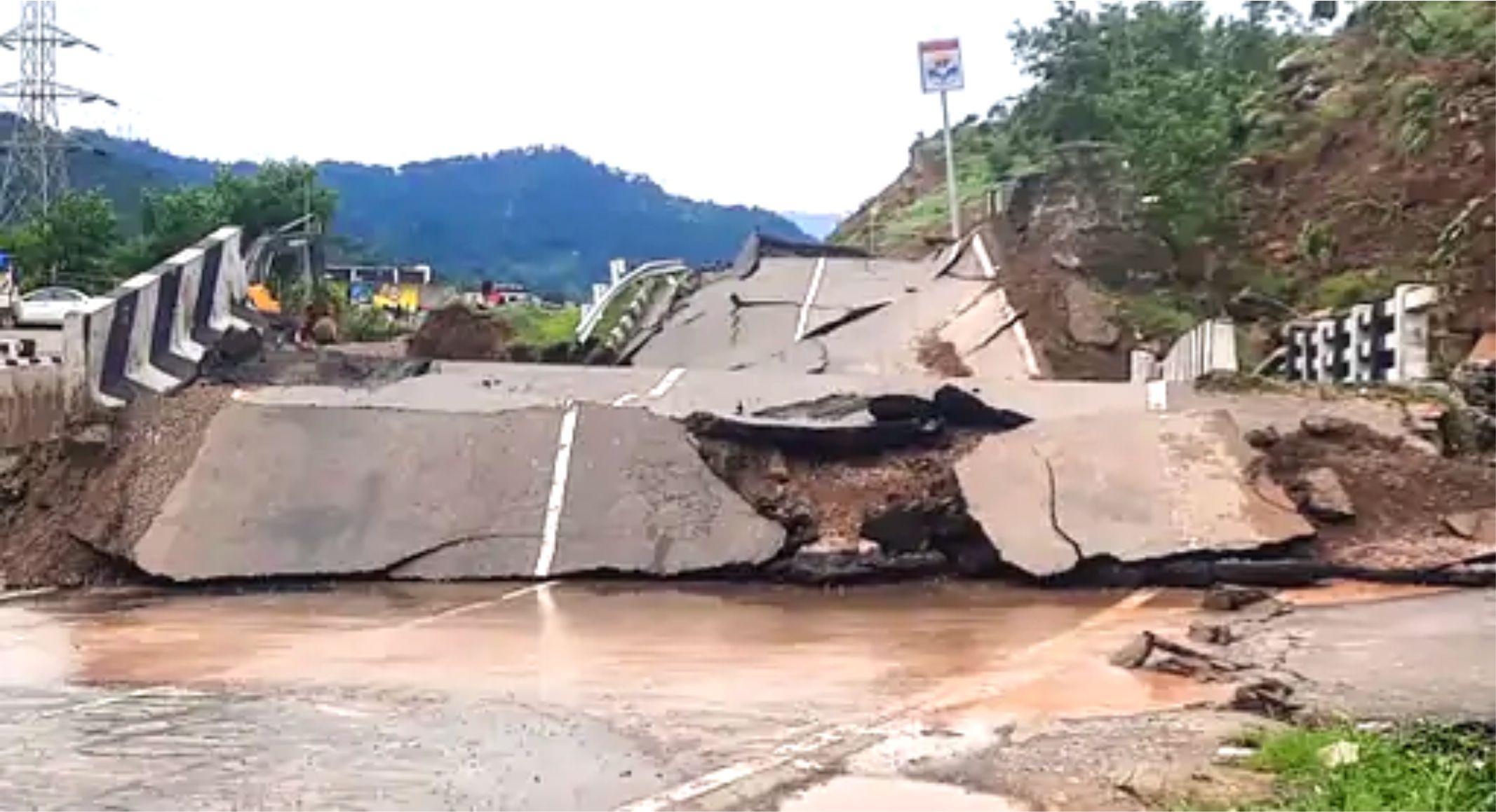 पंजाब के 7 जिलों में अचानक आई बाढ़ के बाद स्थिति गंभीर हो गई है। प्रभावित इलाकों में फंसे लोगों को निकालने के लिए भारतीय सेना की मदद ली जा रही है।