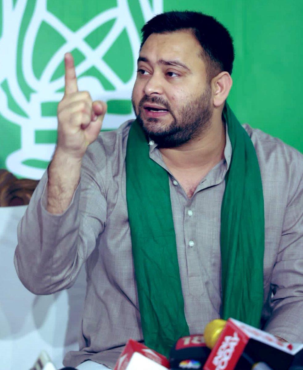 तेजस्वी यादव पर दो वोटर कार्ड होने का आरोप, चुनाव आयोग ने मांगा स्पष्टीकरण