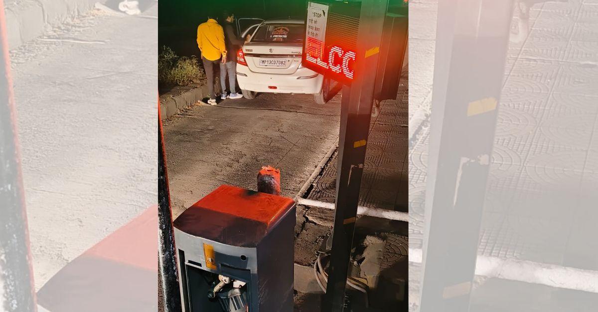 "निनौरा टोल प्लाजा पर कर्मचारियों के साथ मारपीट हुई, और बैरियर को नुकसान पहुंचाया गया।"