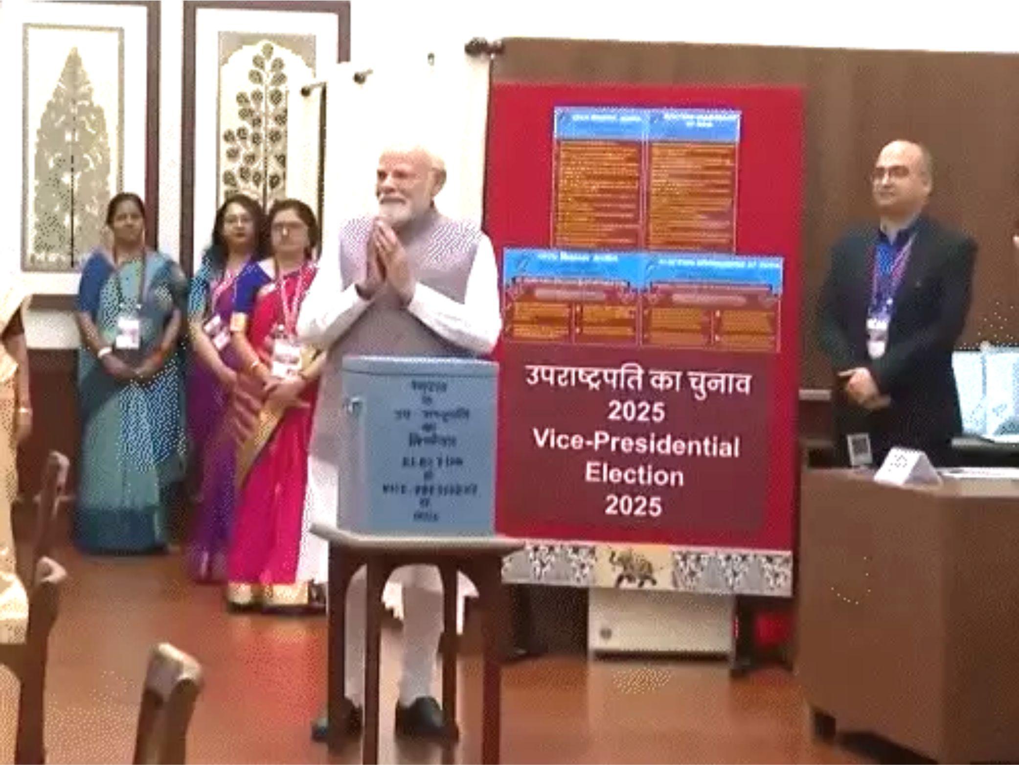 पीएम मोदी ने डाला पहला वोट,