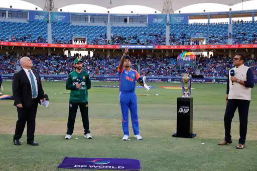 हाथ न मिलाने पर विवाद,